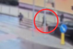 Kierowca bmw potrącił 70-latkę. Wszystko nagrał monitoring