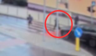 Kierowca bmw potrącił 70-latkę. Wszystko nagrał monitoring