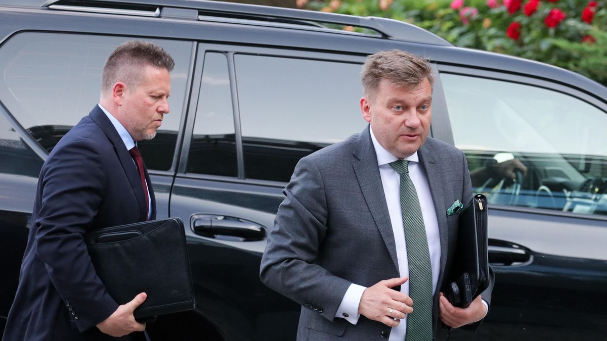 Szef ABW płk Krzysztof Wacławek (P) przed siedzibą Biura Bezpieczeństwa Narodowego w Warszawie