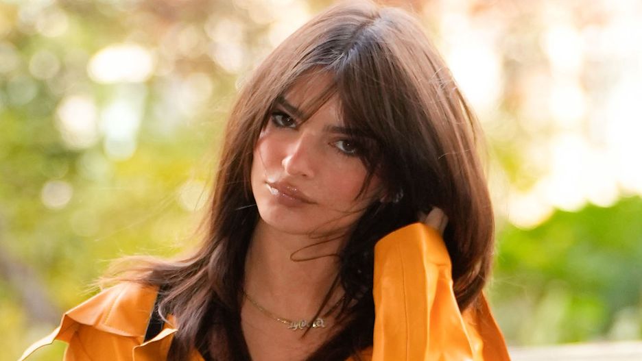 Emily Ratajkowski w modnym płaszczu