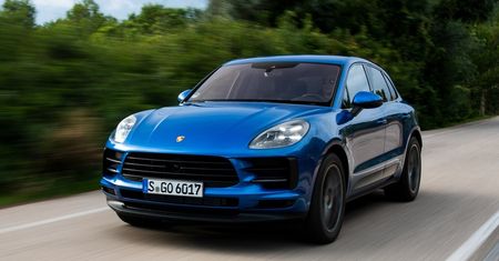 Porsche prawie wypadło z piętrowego parkingu w Rosji. Pasażerowie mieli sporo szczęścia