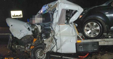 Zderzenie lawety z autokarem. Kierowca z poważnymi obrażeniami