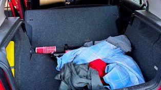 Warszawa: Naćpany kierowca jechał z młodą kobietą w bagażniku. Bardzo dziwnie się tłumaczyła