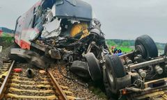 Bolechowo. Ciężarówka zderzyła się z szynobusem. Przełamała się na pół