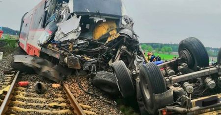 Bolechowo. Ciężarówka zderzyła się z szynobusem. Przełamała się na pół