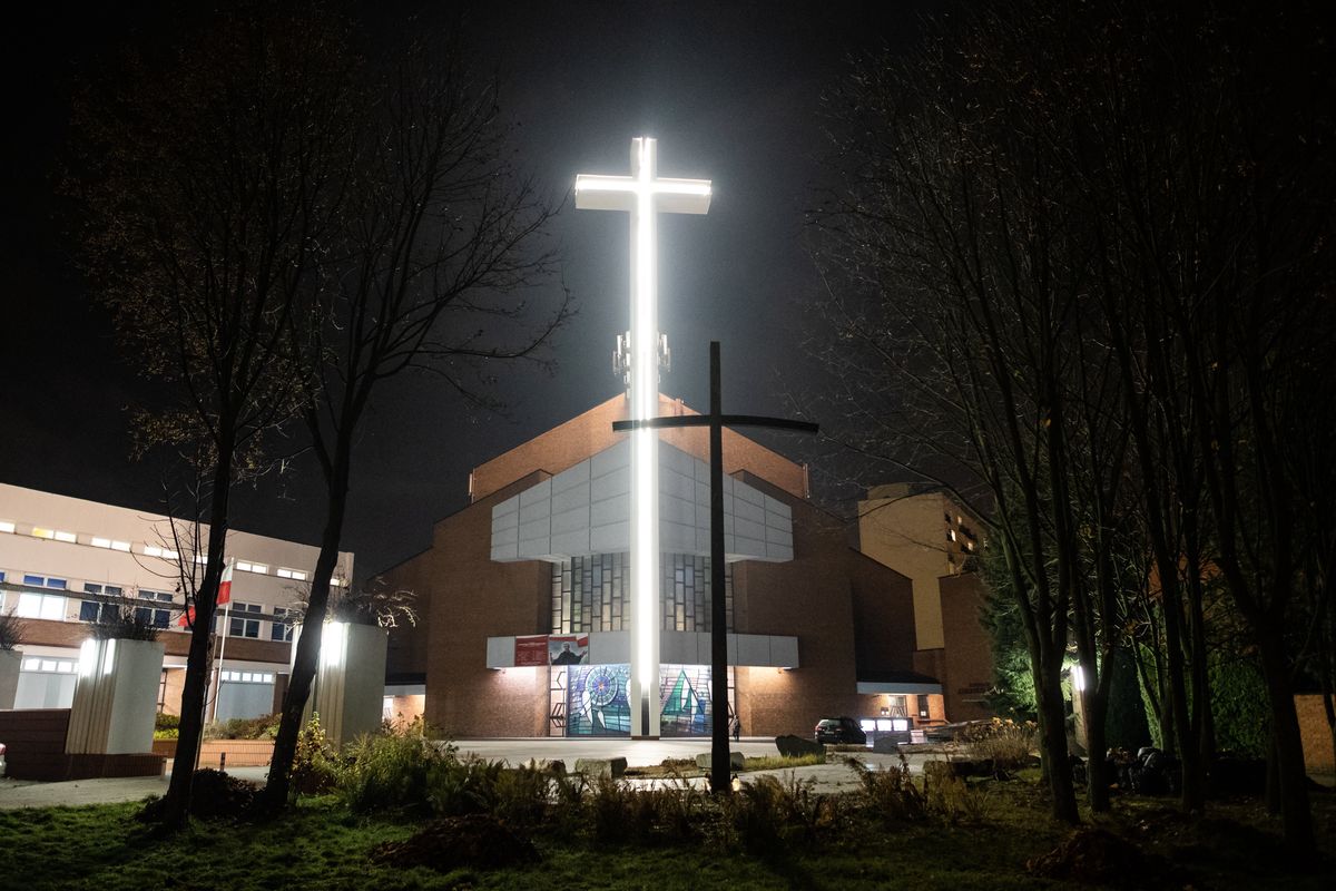 Ogromny podświetlany krzyż w Lublinie. Część mieszkańców niezadowolona 