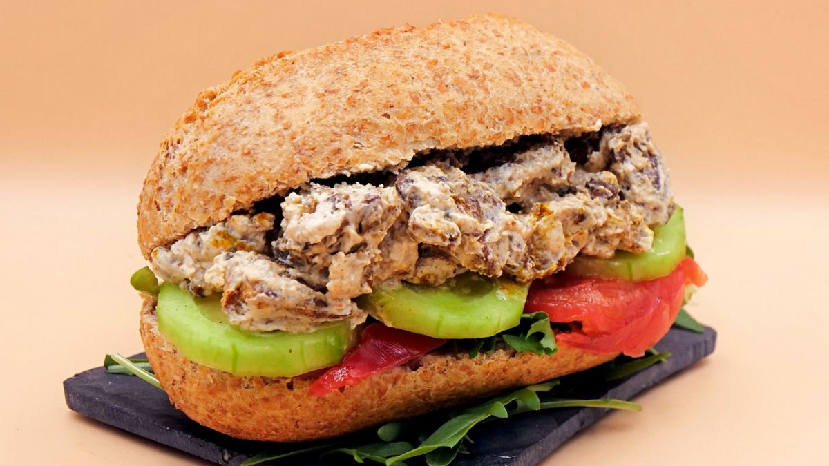 Umieść wszystkie składniki w bułce