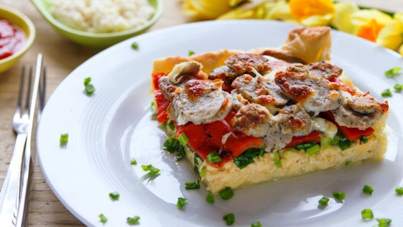 Tarta wielkanocna z białą kiełbasą i mozzarellą