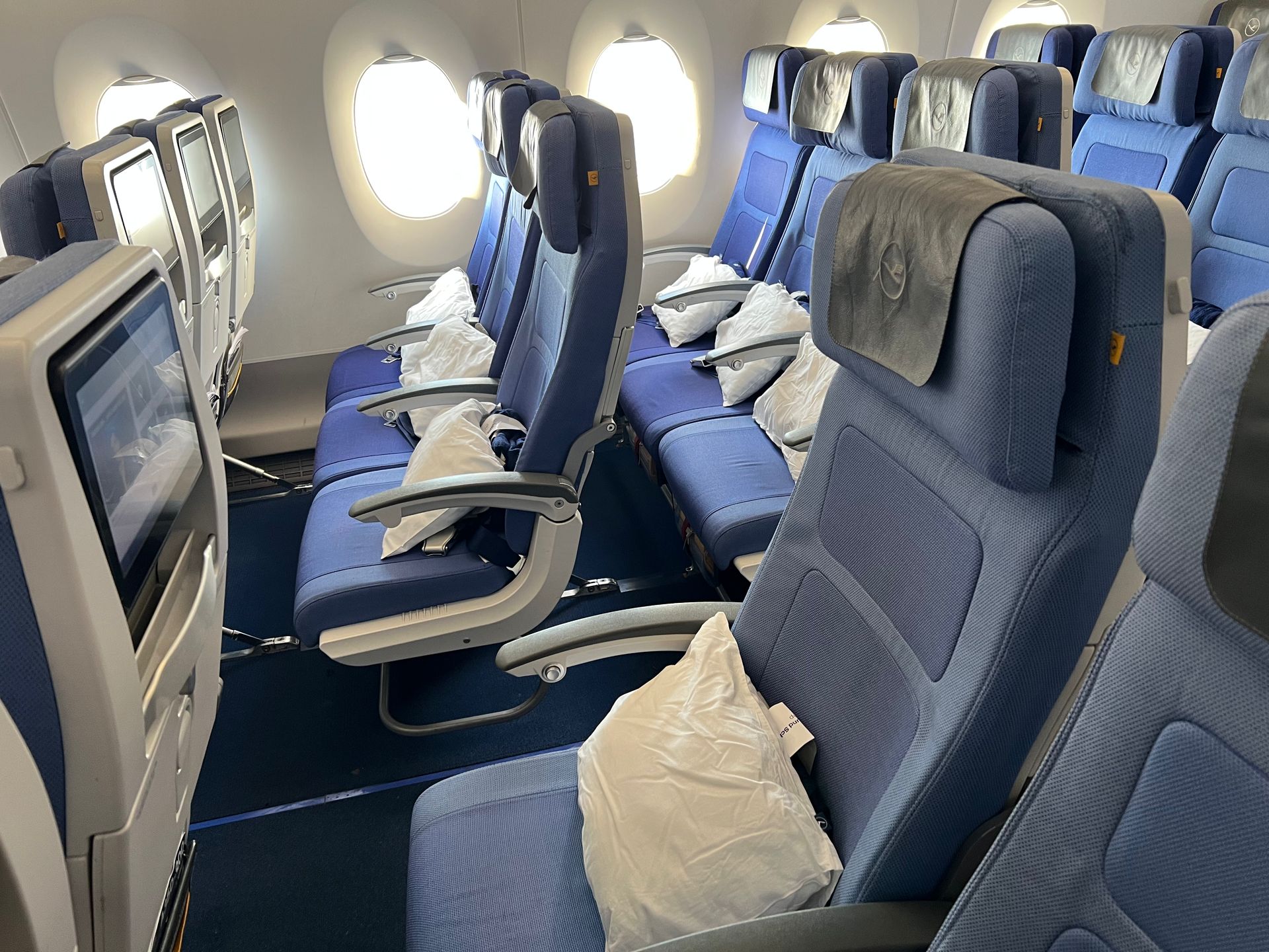 O ile na krótkich europejskich rejsach jest mi to w miarę obojętne, to na dłuższych trasach w klasie ekonomicznej wybieram miejsce od przejścia. Jeśli kabina ma układ foteli 3+3+3, wówczas decyduję się na miejsce na "środku", by nie musieć wstawać za każdym razem, gdy pozostała dwójka pasażerów chce wstać i pójść do toalety