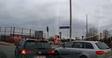 Cwaniak w audi zmusza do ostrego hamowania. Gorąco w sieci