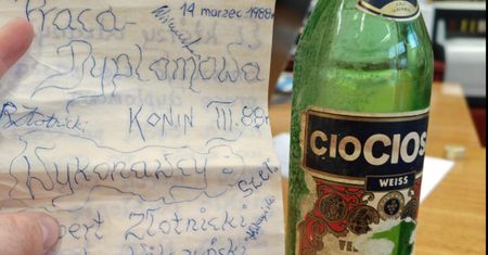 W szkolnej ścianie zamurowali list w butelce. Odnalazł się po 36 latach