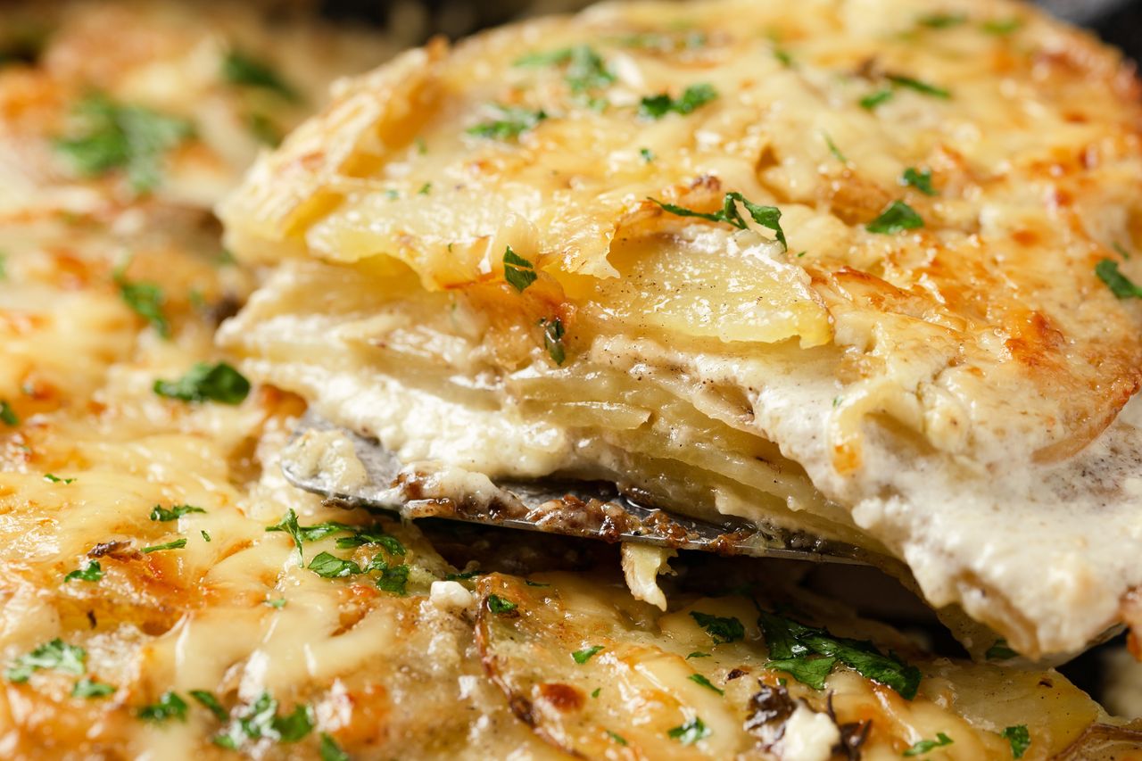 Raz spróbujesz i już nie podasz ziemniaków inaczej. Zapiekanka lepsza niż frytki i purée