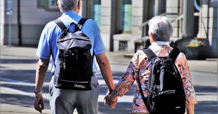 Godziny dla seniorów. Czy będą obowiązywać w Wigilię? Jest decyzja