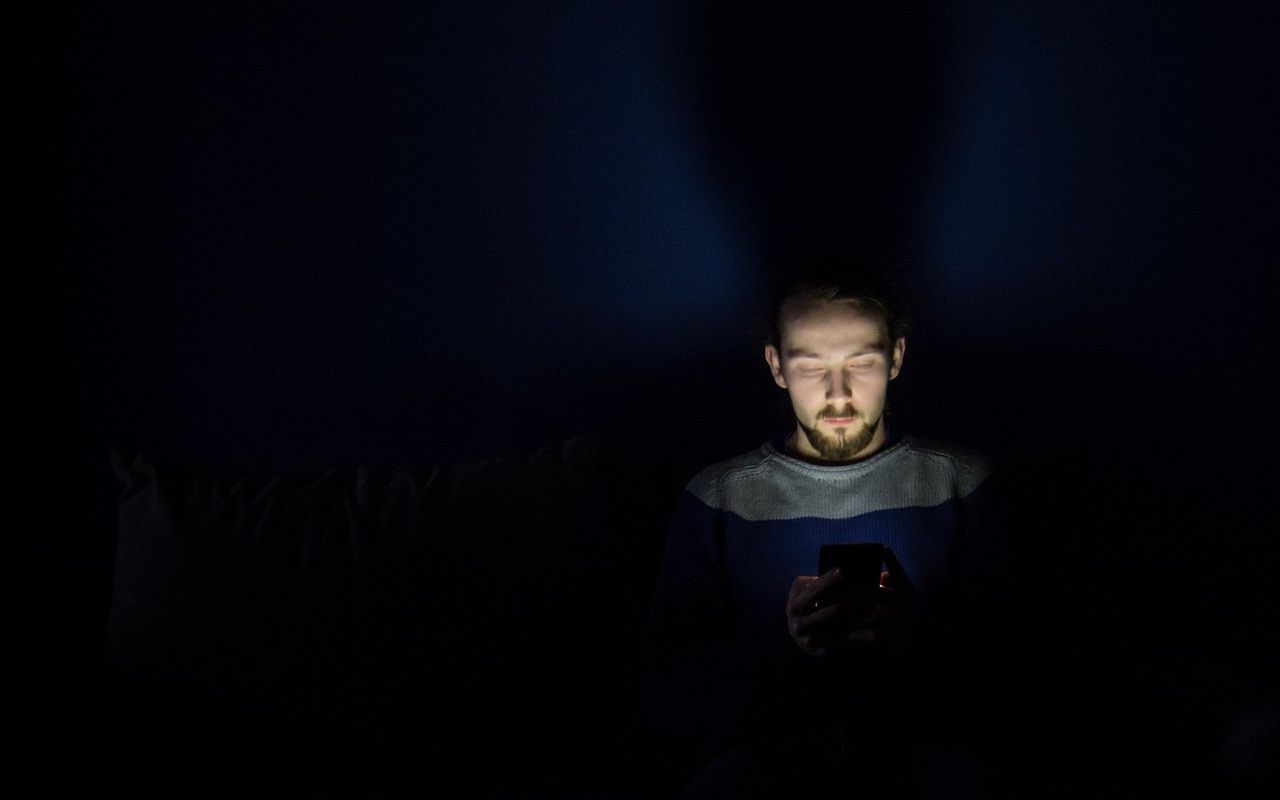 telefon nocą