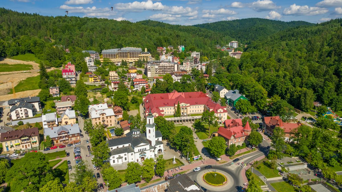 krynica-zdrój, krynica, krynica-zdrój, z lotu ptaka, dron, uzdrowisko, budynki, centrum, polska