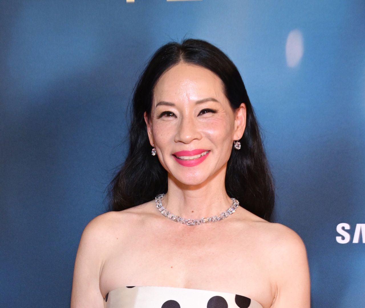 Model tylko dla odważnych. 57-latka wskoczyła w "nagą sukienkę"