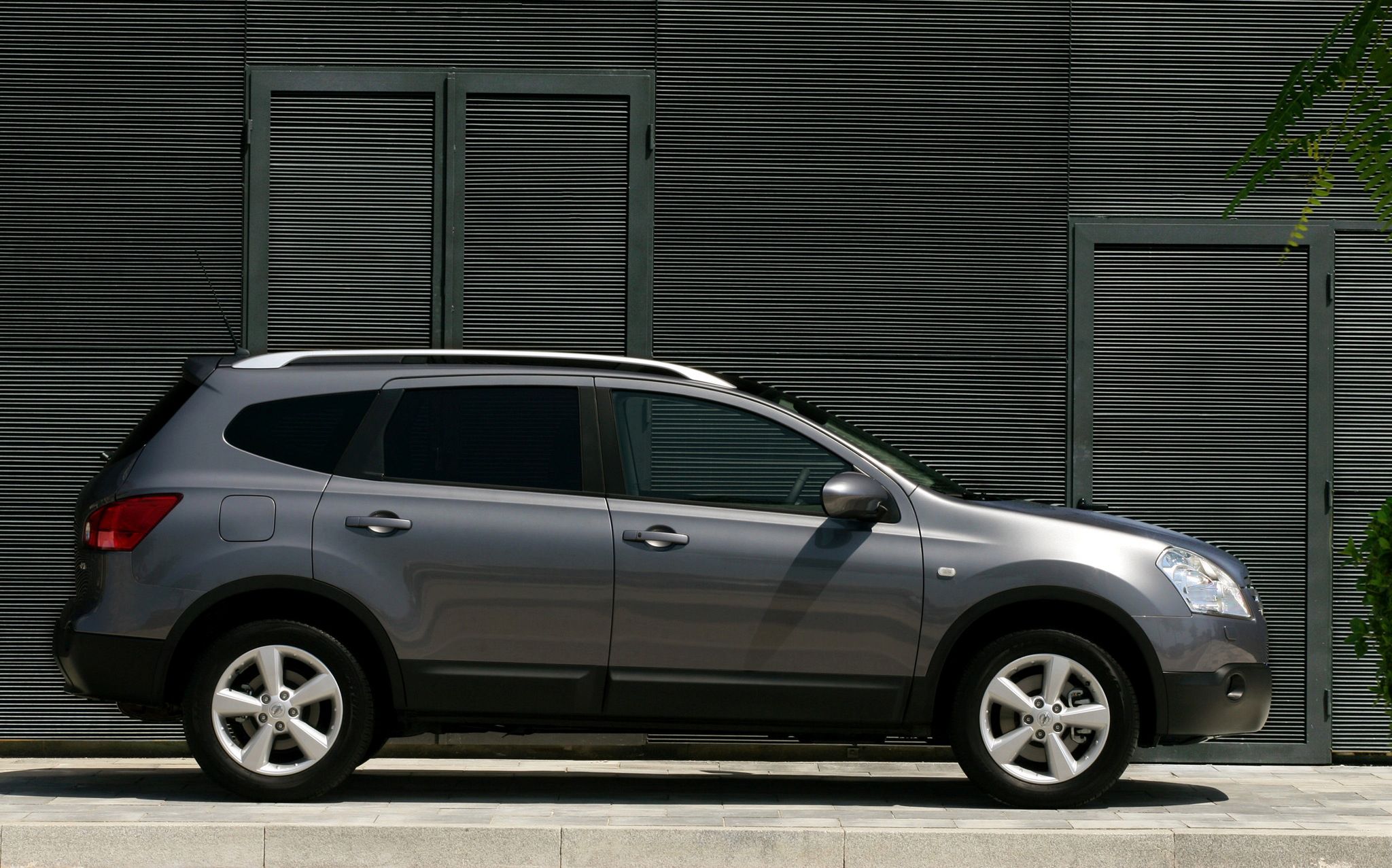 Nissan Qashqai + 2 ma nie tylko większy bagażnik, ale też dodatkowe siedzenia z tyłu.