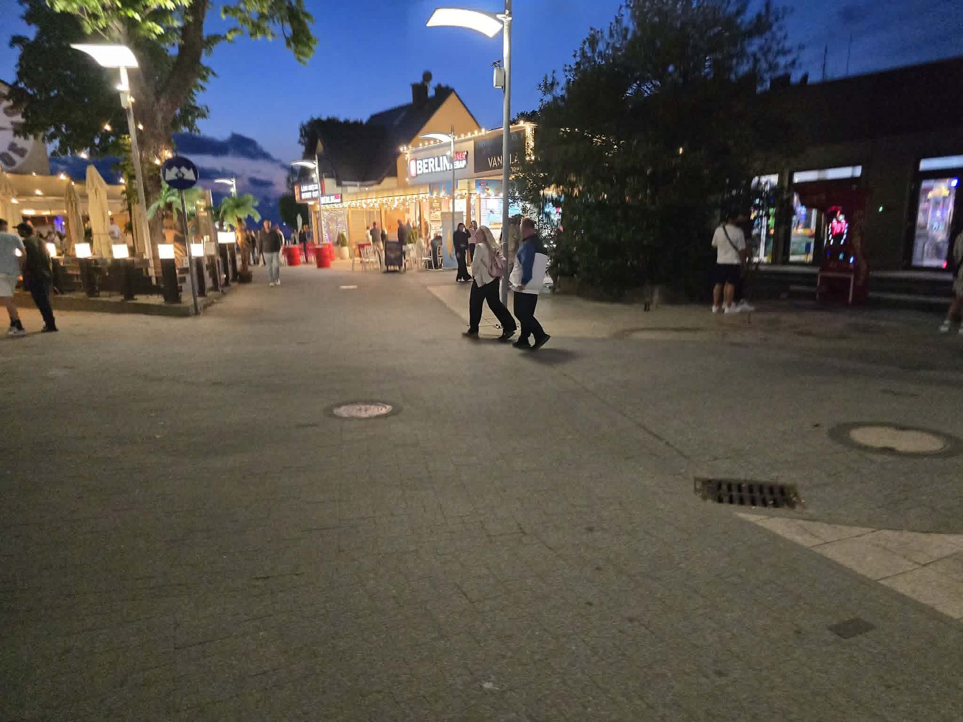 Można spotkać pojedynczych spacerowiczów