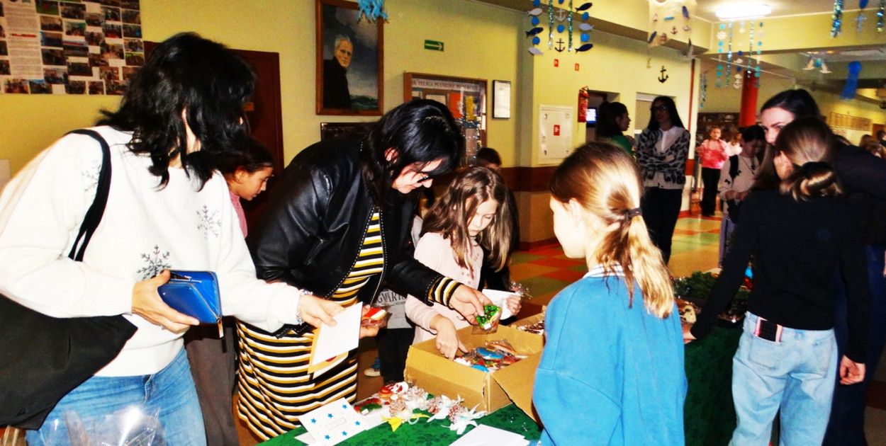 Ustka: Ruszył charytatywny jarmark w Jedynce! Szkoła wspiera Ninę!