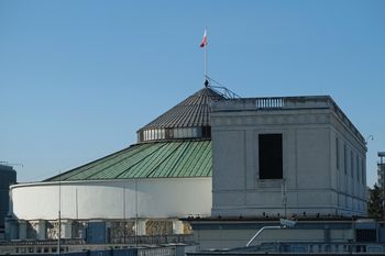 Podejrzane znalezisko przy ogrodzeniu Senatu. Policja na miejscu