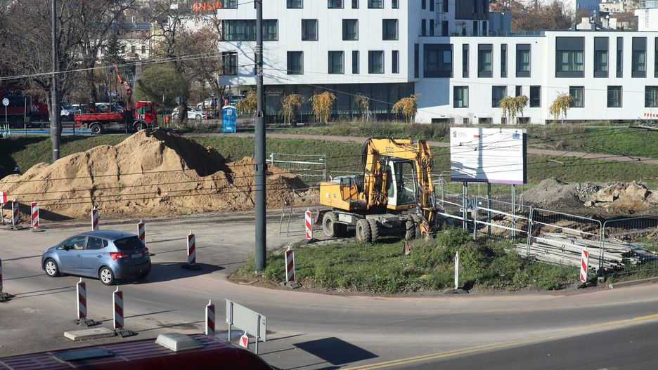 W połowie listopada mają ruszyć prace przy budowie nowego mostu na Bystrzycy. To przeprawa w ciągu al. Unii Lubelskiej. Przebudowa arterii trwa od czerwca. Wykonano 10 procent prac zaplanowanych w ramach inwestycji.