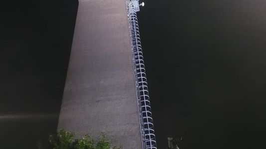 Pijani mężczyźni weszli na komin przemysłowy.