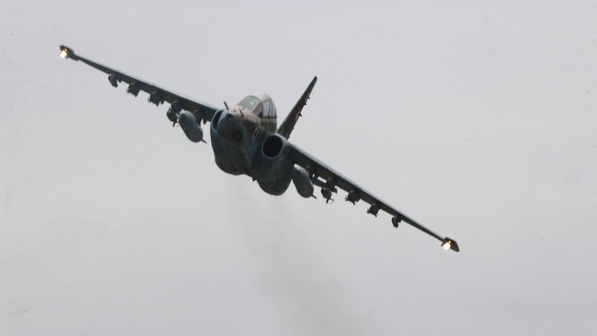 Joint special Belarusian-Russian exercise in Minsk
MINSK, BELARUS - AUGUST 25: A view of the joint special Belarusian-Russian exercise as Su-25, Yak-130, and L-39 aircraft of the Armed Forces of the Republic of Belarus landed on an airfield section of the road in Minsk, Belarus on August 25, 2021. Aircraft weapons were installed on the aircraft, refueling was carried out, after which the aircraft will perform bombing at the training ground. Stringer / Anadolu Agency/ABACAPRESS.COM 
Dostawca: PAP/Abaca
AA/ABACA
bia�orusko-rosyjskie, �wiczenia, lotnictwo wojskowe, lotnicze, specjalne, wojskowe