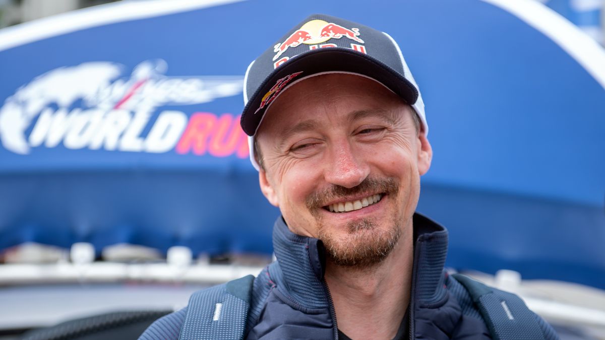 Poznan 08.05.2022
Kolejna edycja Swiatowego Biegu - Wings for Life (Wings for Life World Run) w Poznaniu. Biegacze z calego swiata ruszaja w trase, na ktorej bedzie ich gonic meta. Samochod poscigowy poprowadzi po raz kolejny Adam Malysz. Caly dochod przeznaczony jest na badania leczenia urazow rdzenia kregowego. N/Z Adam Malysz. .