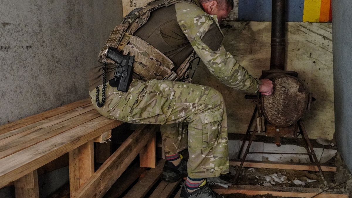 Zdjęcie poglądowe; funkcjonariusz policji na służbie w punkcie kontrolnym w Chersoniu