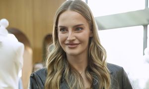 To doskonała alternatywa dla klasycznego trencza. Pisarek już ją nosi