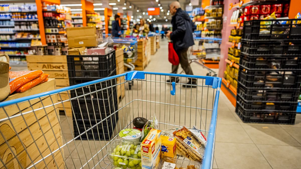 AMSTERDAM, NETHERLANDS - JANUARY 31: Shopping at grocery store Albert Heijn on January 31, 2025 in Amsterdam, Netherlands. (Photo by Patrick van Katwijk/Getty Images)
