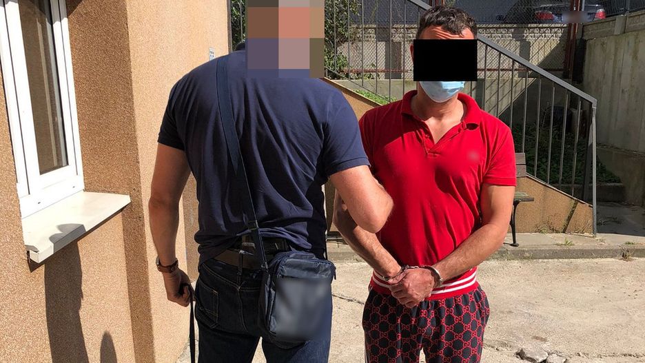 Warszawa. Policjanci z Bemowa zatrzymali mężczyznę, który ma na koncie szereg konfliktów z prawem. Okradał sklepy, atakował personel, a - jak się okazało - na sumieniu miał wiele wykroczeń popełnionych w ostatnim czasie (Policja) 