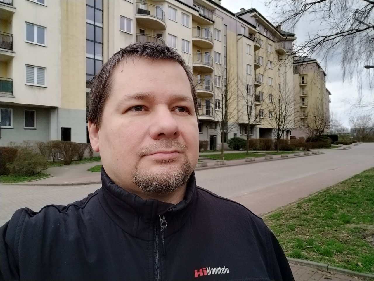 Zdjęcia selfie z różnym stopniem rozmycia tła.