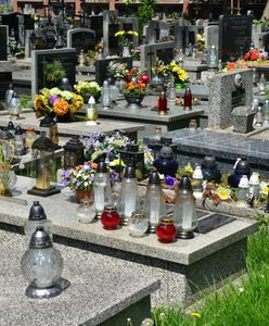 Na cmentarzach w Gdańsku pojawiły się ulotki. "To nieetyczne"