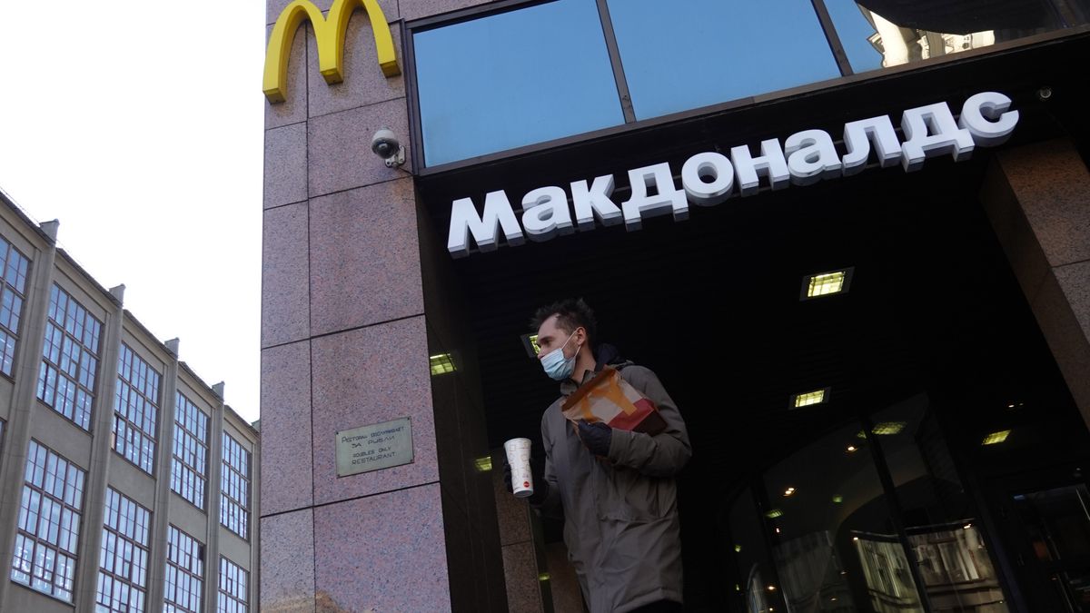  epa09814693 A view of a McDonalds restaurant in Moscow, Russia, 10 March 2022. US fast food chain McDonald's is temporarily closing its branches in Russia and pausing its operations due to the 'conflict in Ukraine and the humanitarian crisis in Europe,' a press release of the global franchise stated.  EPA/MAXIM SHIPENKOV Dostawca: PAP/EPA.