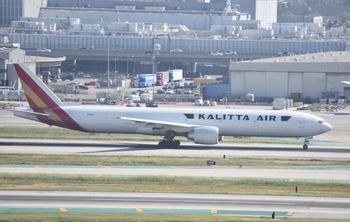 Incydent podczas lądowania Boeinga 777. Za samolotem sypały się iskry