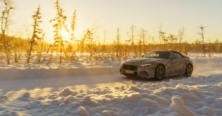 Zamaskowany Mercedes SL hasa po śniegu. Producent przemyca na zdjęciach dwie nowości