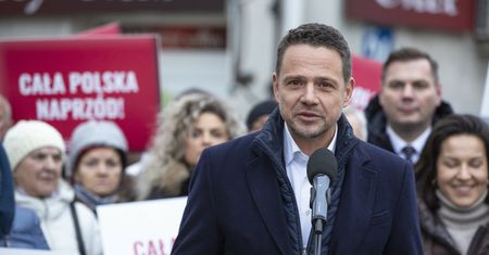"Trafiamy w czuły punkt". Tak sztabowcy Trzaskowskiego tłumaczą spadki w sondażach
