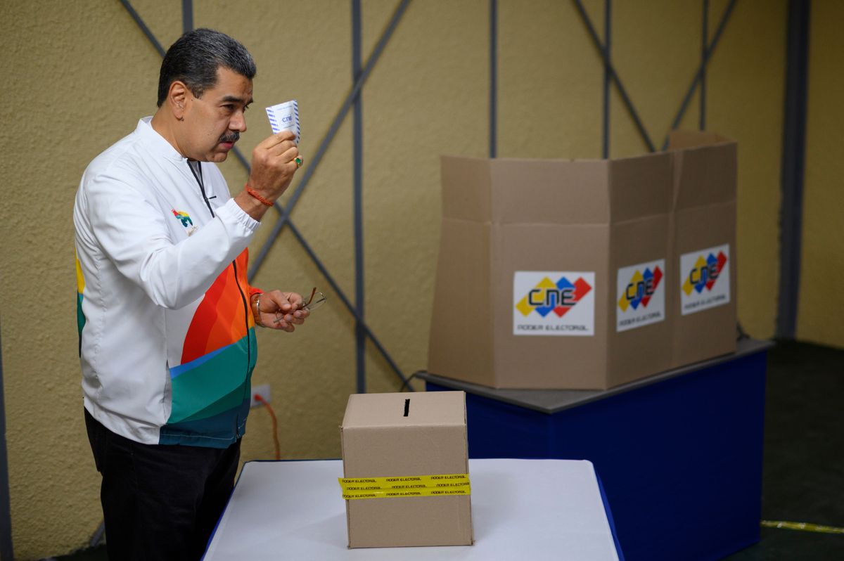 Prezydent Wenezueli Nicolas Maduro oddaje głos podczas  podczas referendum w Caracas w Wenezueli w niedzielę 3 grudnia 2023 r.