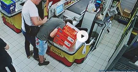 Przeszedł obok kas samoobsługowych w Biedronce. Policjant wszystko obserwował