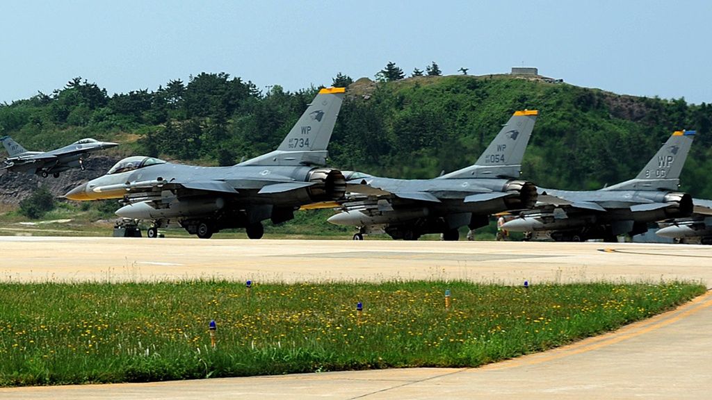 Myśliwce F-16 na płycie postojowej bazy Kunsan