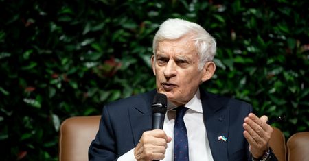 "Żyjemy w epoce wojennej". Buzek o sytuacji w NATO i UE