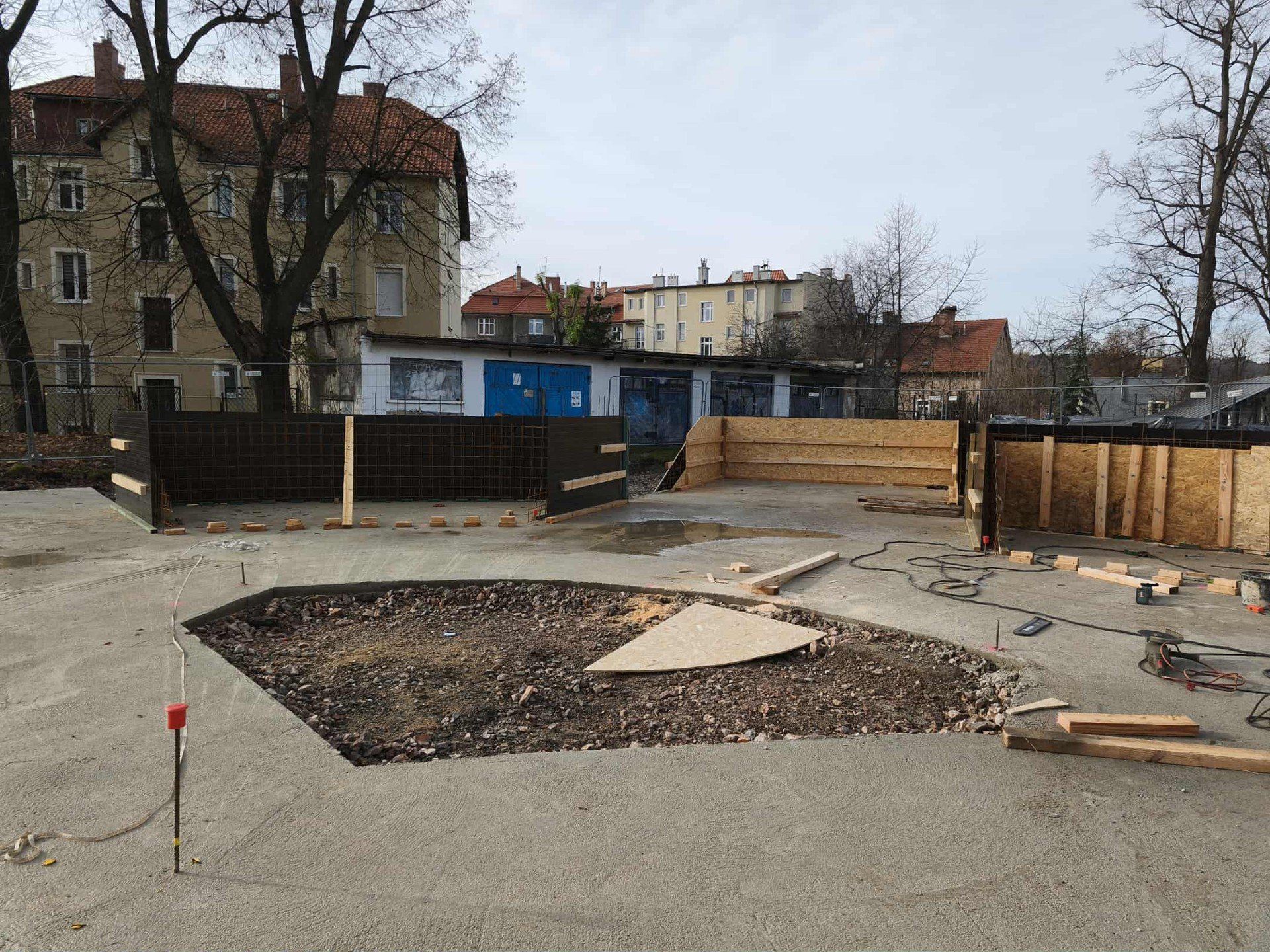 17.11.2025 Budowa strefy aktywnego wypoczynku przy MDK Jelenia Góra