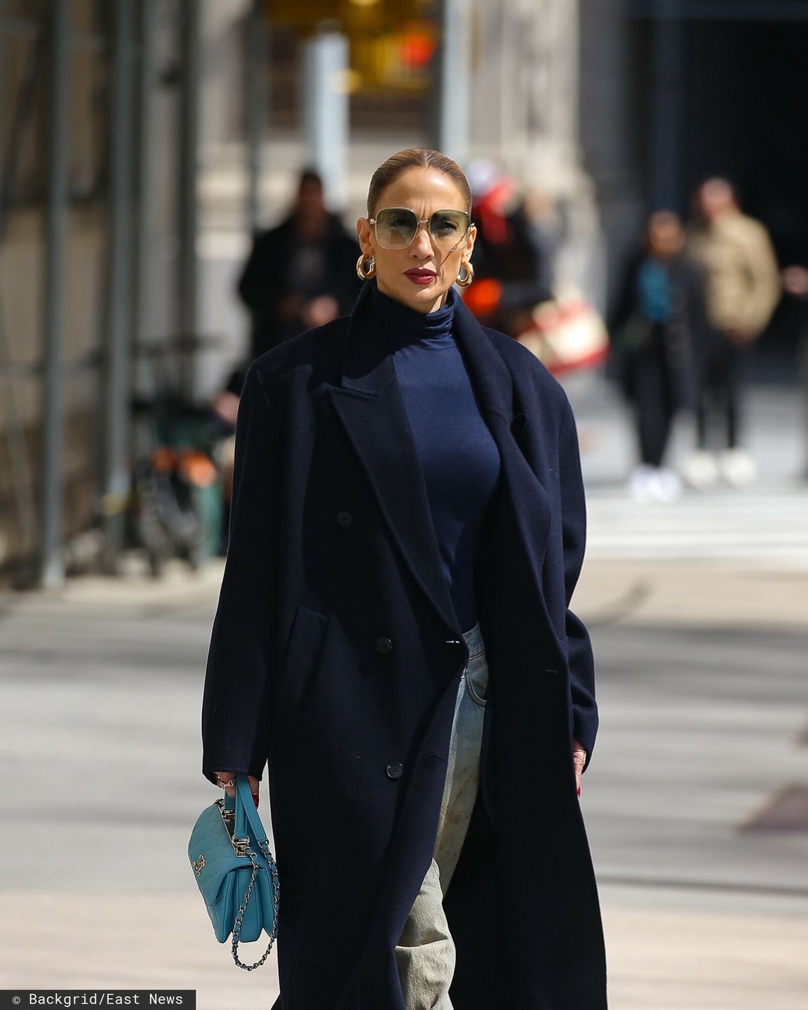 Jennifer Lopez w niebieskiej stylizacji i  torebką Chanel wartą krocie szuka mieszkania na Manhatanie