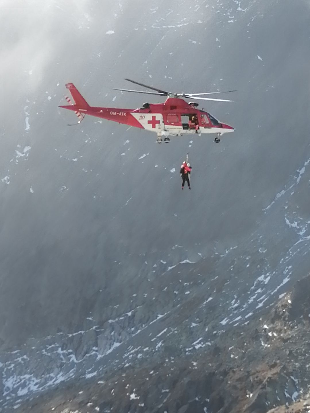 Ranną kobietę zabrano do szpitala 