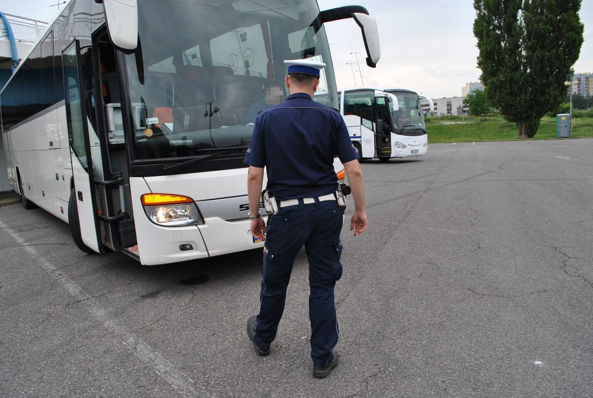 Miał wieźć dzieci na wycieczkę. Na szczęście przyjechała policja z alkomatem