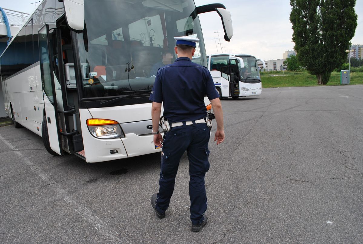 Miał wieźć dzieci na wycieczkę. Na szczęście przyjechała policja z alkomatem