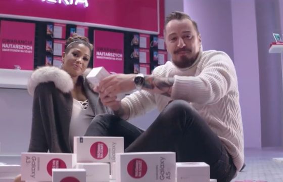 Patricia Kazadi i Piotr Kędzierski w bożonarodzeniowej kampanii reklamującej Smartfonerię w T-Mobile (wideo)