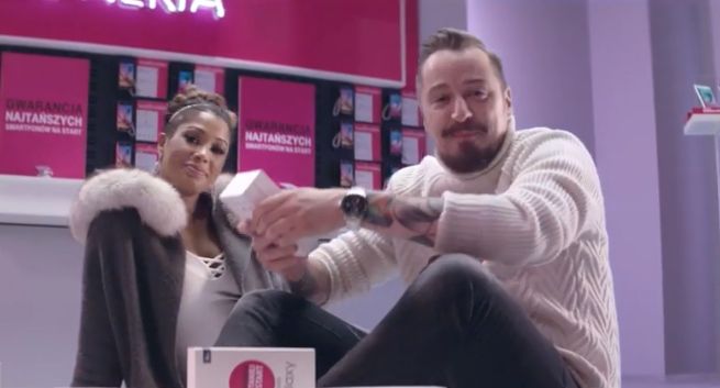 Patricia Kazadi i Piotr Kędzierski w bożonarodzeniowej kampanii reklamującej Smartfonerię w T-Mobile (wideo)