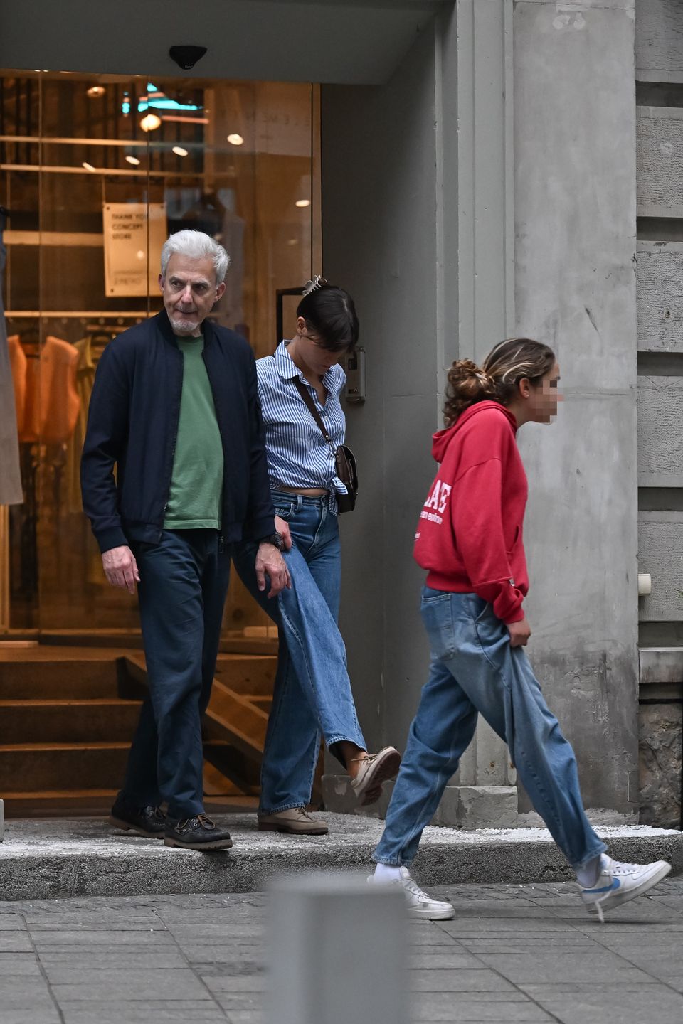 Hubert Urbański spaceruje po Warszawie